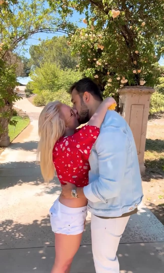 Britney Spears, Sam Asghari Kissing Video Amid Split Rumors