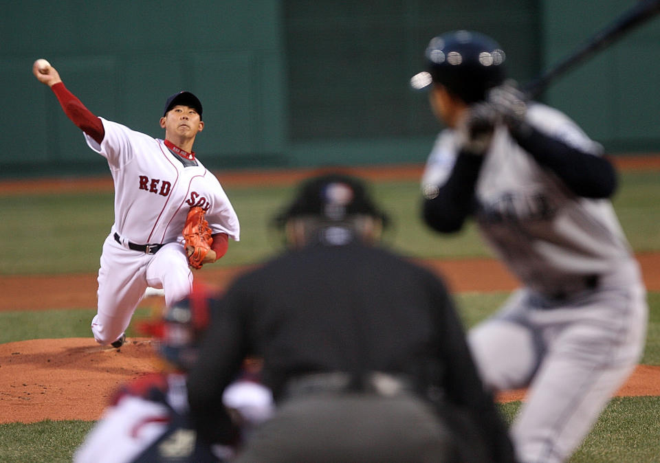 松坂大輔在美職生涯第2場先發就對上旅美日本前輩鈴木一朗。（Photo by Matt Stone/MediaNews Group/Boston Herald via Getty Images）