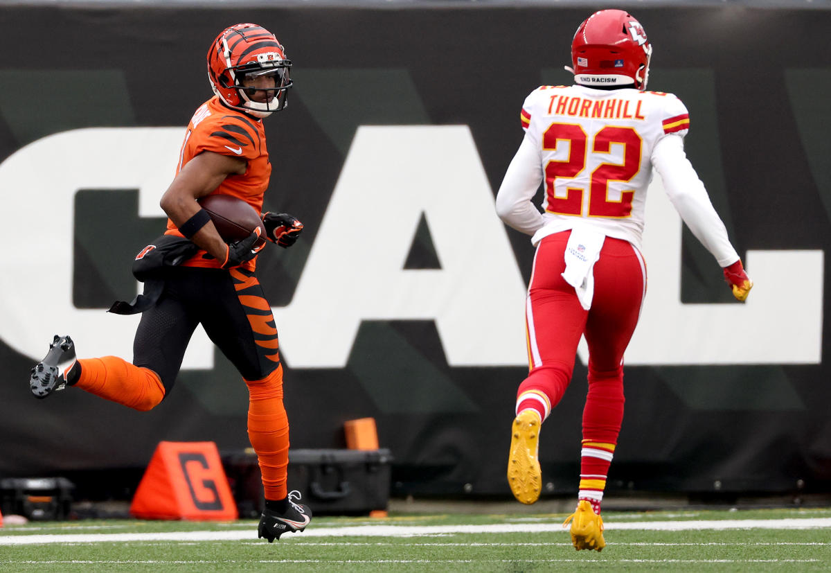 Burrow outduels Mahomes as Bengals beat Chiefs, earn playoff spot