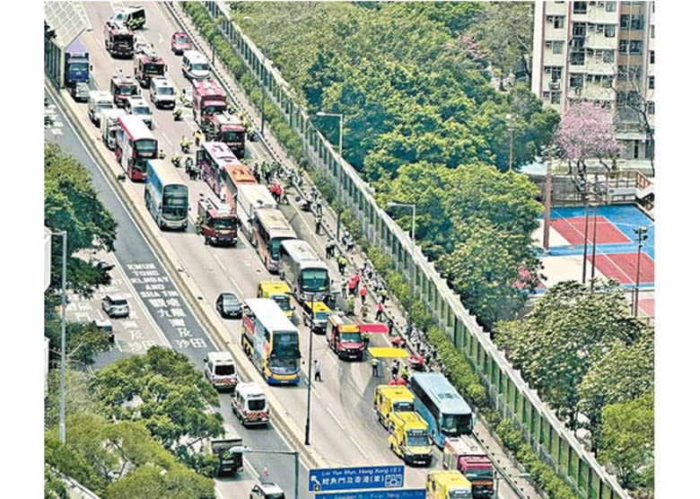 將軍澳道5車首尾相撞，大批人員趕至救援。