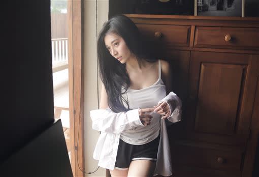 祈錦鈅全新單曲《I DO》，在MV中穿真理褲相當性感。（圖／固力狗娛樂提供）