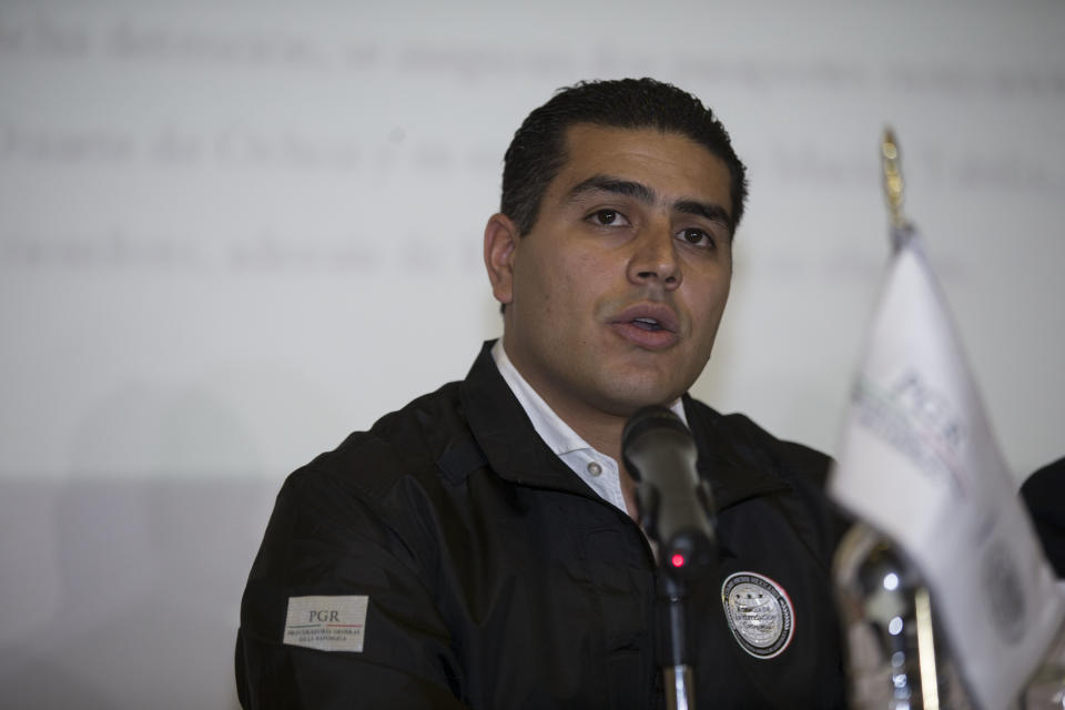 ARCHIVO - En esta foto de archivo del 16 de abril de 2017, Omar García Harfuch habla durante una conferencia de prensa en la embajada de México en Ciudad de Guatemala. Hombres armados atentaron contra García, quien actualmente es el jefe de la policía de Ciudad de México, el viernes 26 de junio de 2020. (AP Foto/Moisés Castillo, Archivo)
