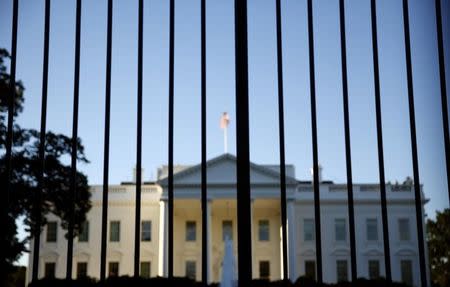 The White House seen from outside the north lawn fence in Washington September 22, 2014. REUTERS/Kevin Lamarque