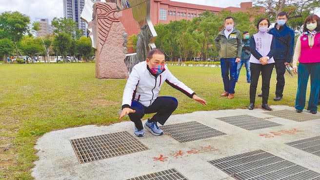 新北市府在新北高中周邊施作「透水保水工程」，解決淹水問題，新北市長侯友宜17日視察表示，今年7、8月將再完成2校的透水保水工程。（戴上容攝）