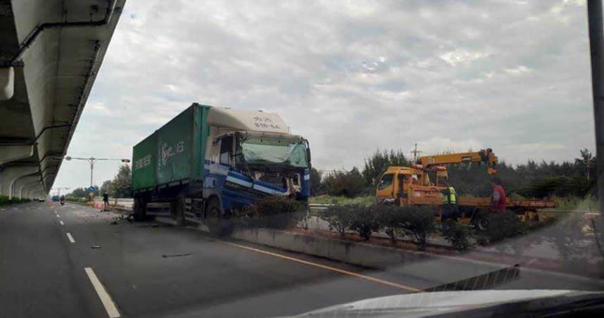 彰化西濱快速道路今發生死亡車禍，貨櫃車駕駛與妻子雙亡。（圖／翻攝畫面）