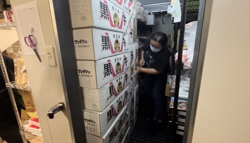 台中市食安處獲報，西屯區一家頂級和牛燒肉店使用過期肉品，前往稽查發現多項過期食品，進行封存後，後續依法開罰。（中央社／民眾提供）