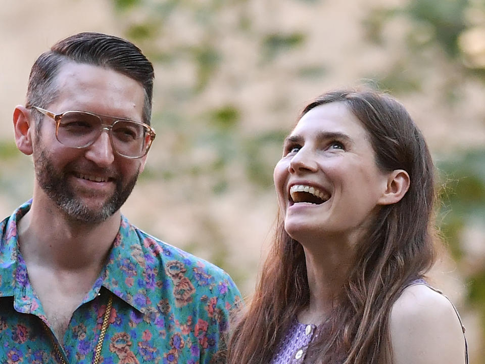 Amanda Knox mit Ehemann Christopher Robinson (Bild: MARCO BERTORELLO/AFP)