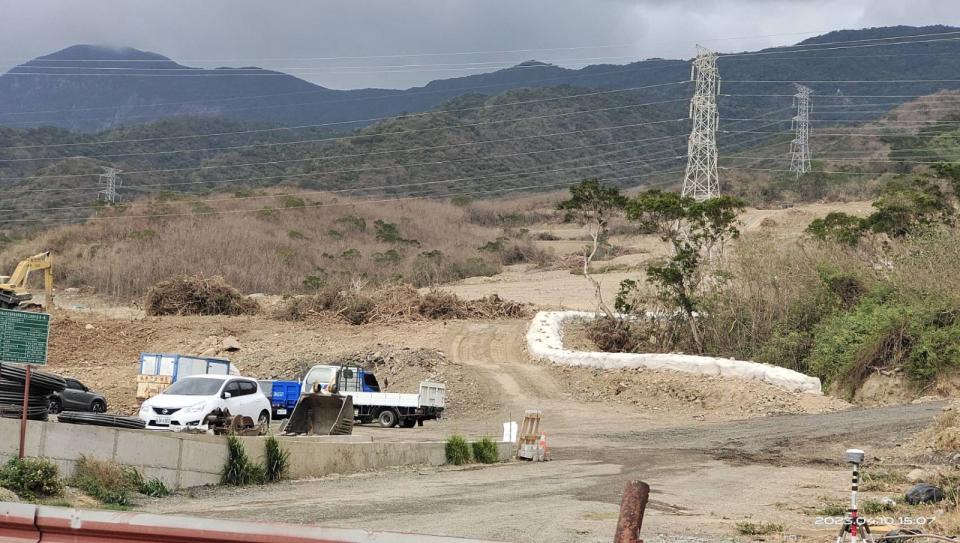 屏鵝電廠施工現場，去年後整地後，大片綠地邊破一夕之間被挖到光禿禿、黃土飛揚。吳采黎拍攝