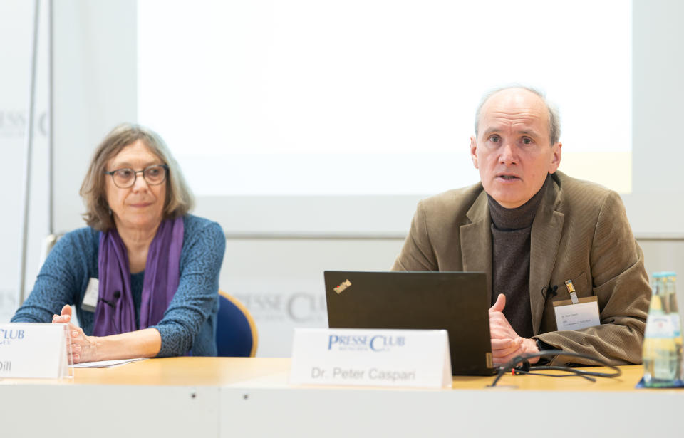 Peter Caspari vom Institut für Praxisforschung und Projektentwicklung (IPP) neben Helga Dill (Bild: Lukas Barth/dpa)