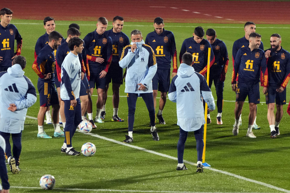 Spain's national soccer team coach Luis Enrique, centre, prepares to talk with his players during a training session in Las Rozas, just outside Madrid, Spain, Monday, Nov. 14, 2022. The team will travel to Jordan for a friendly match on Thursday and then onto Qatar to participate in the World Cup.(AP Photo/Paul White)
