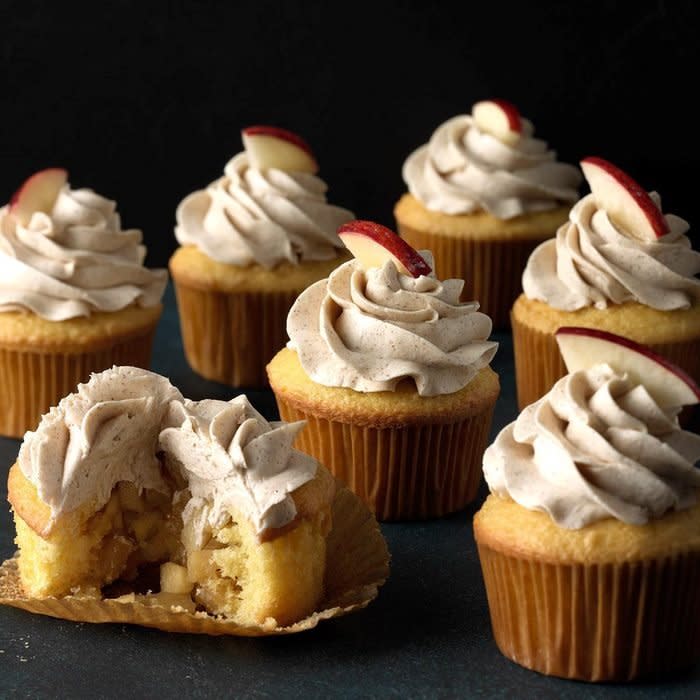 Apple Pie Cupcakes With Cinnamon Buttercream Exps Thn18 177885 C06 05 9b 10