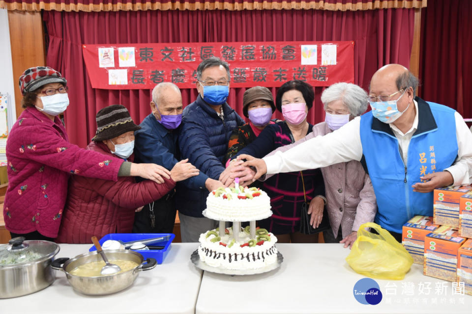 出席東文社區慶生餐會　賴峰偉允諾充實活動中心設備