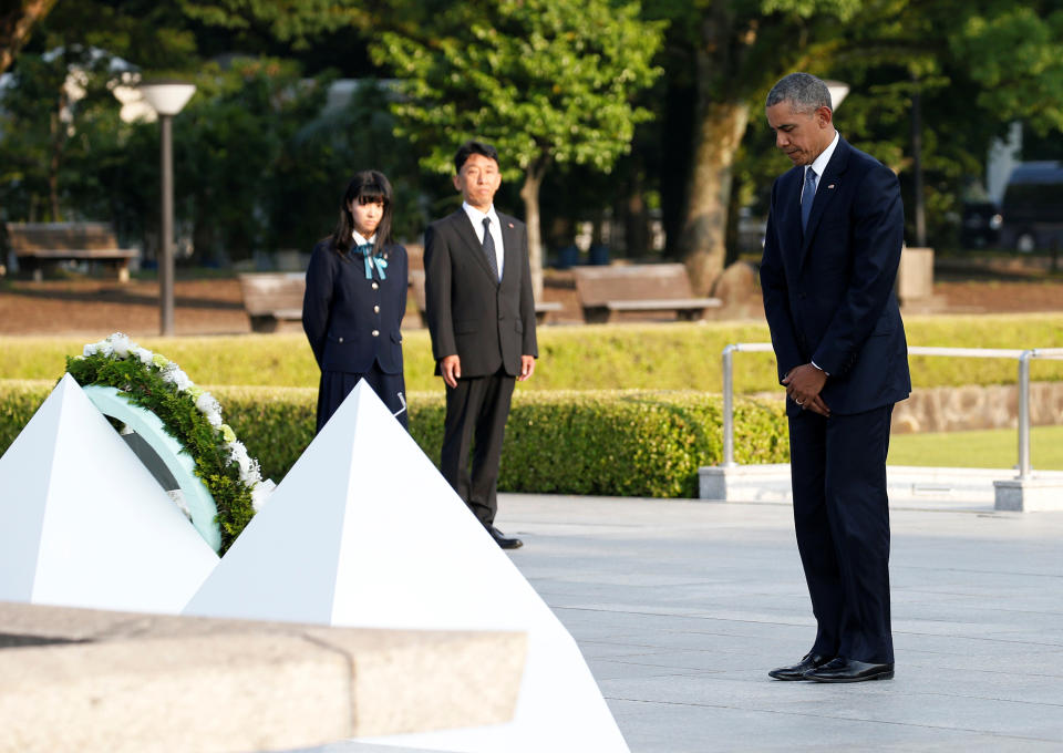 <p>President Barack Obama closes his eyes as he lays a wreath at a cenotaph at Hiroshima Peace Memorial Park in Hiroshima, Japan May 27, 2016. (Photo: Toru Hanai/Reuters) </p>