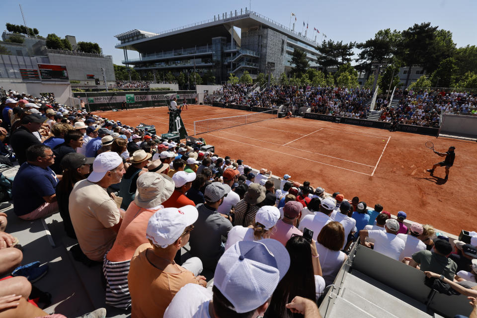 Fabio Fognini (derecha) devuelve ante Jason Kubler durante la segunda ronda del Abierto de Francia, el miércoles 31 de mayo de 2023, en París. (AP Photo/Jean-Francois Badias)