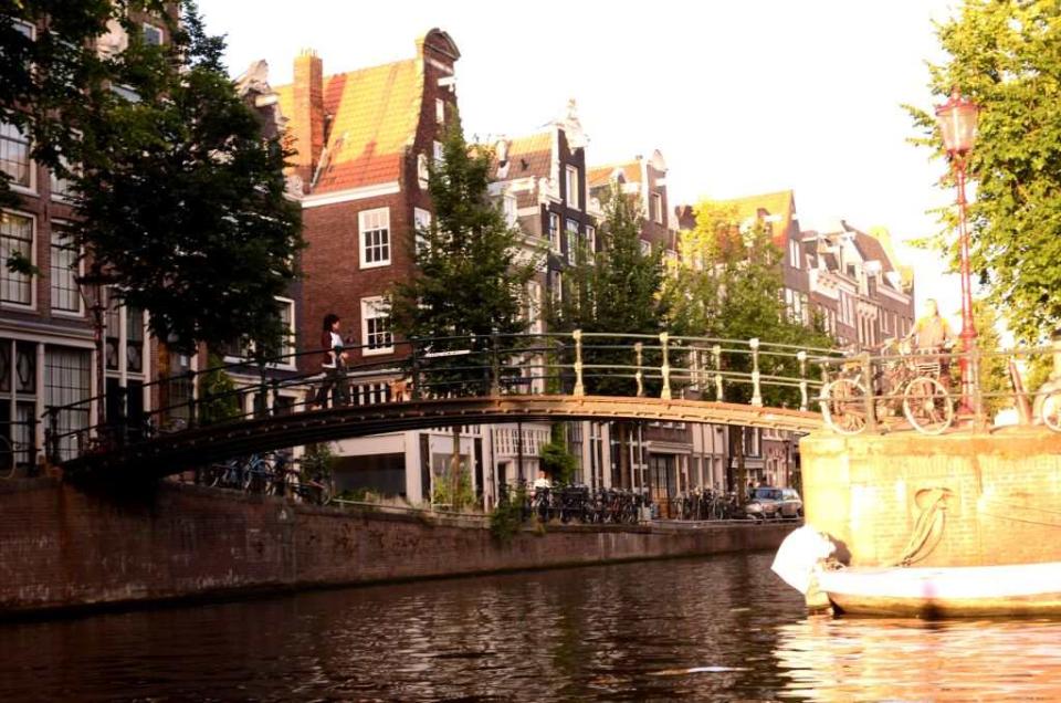 The canals take you into a different part of Amsterdam. The painter Rembrandt’s house is located on the banks of the Zwanenburgwal, a canal that was once the hub of the textile industry called “dyer’s canal”. The red-light area of Amsterdam, with its coffee-houses and legalised prostitution, has a beautiful canal flowing down its streets.