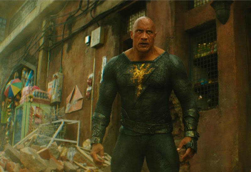 巨石強森飾演《黑亞當》，不惜手段捍衛正義的超級英雄，必要時也會殺死壞人。（華納兄弟提供）