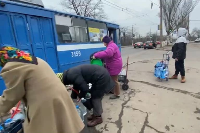 Un colectivo reparte agua en Mykolaiv.