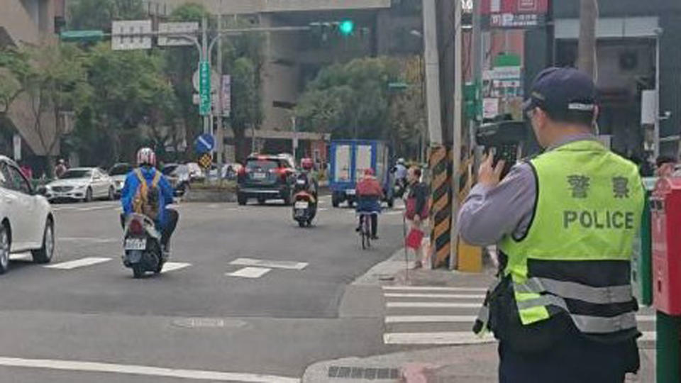 為防制交通事故發生，台北市政府警察局交通警察大隊2日表示，即日起將針對仰德大道沿線、民權西路沿線等12條易超速肇事路段加強違規取締。（中央社/台北市警察局交通警察大隊提供）