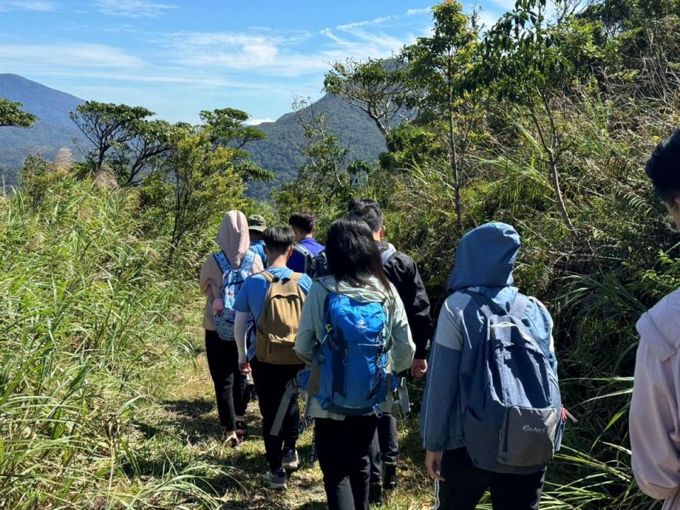 鍾佳濱服務處昨天帶領暑期工讀服務隊學員從屏東走浸水營古道到台東。（圖：立委鍾佳濱服務處提供）