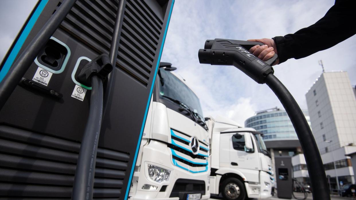 Die Kosten für flächendeckende Ladestationen für Elektro-Lkw könnten in die Milliarden gehen.