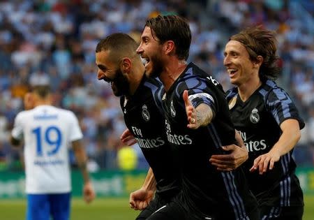 Foto del domingo de los jugadores del Real Madrid Karim Benzema, Sergio Ramos y Luka Modric, celebrando el segundo gol ante Málaga que le dio el título de la liga española. 21/5/17 El Real Madrid conquistó el domingo la liga española de fútbol por primera vez desde la temporada 2011-12 con una victoria 2-0 como visitante sobre el Málaga con tantos de Cristiano Ronaldo y Karim Benzema. Reuters / Juan Medina