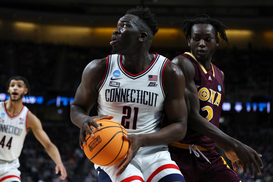 El veterano de UConn, Adama Sanogo (21), anotó 28 puntos y atrapó 13 rebotes en una victoria sobre Iona en la primera ronda del Torneo de la NCAA el 17 de marzo de 2023 en Albany, Nueva York.  (Foto de Patrick Smith/Getty Images)