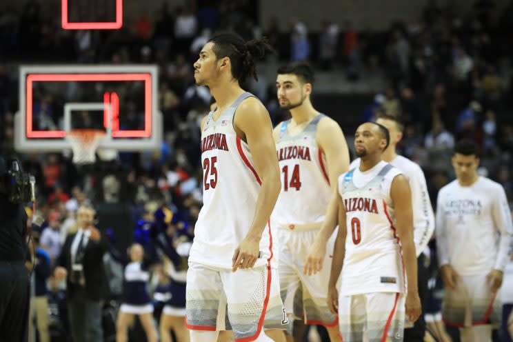  Arizona's Keanu Pinder and teammates react to their 73-71 loss to Xavier. (Getty)