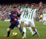 Barcelona's player Lionel Messi (L) fights for the ball against Cordoba's Aleksandar Pantic during their Spanish First division soccer match at Camp Nou stadium in Barcelona December 20, 2014. REUTERS/Albert Gea