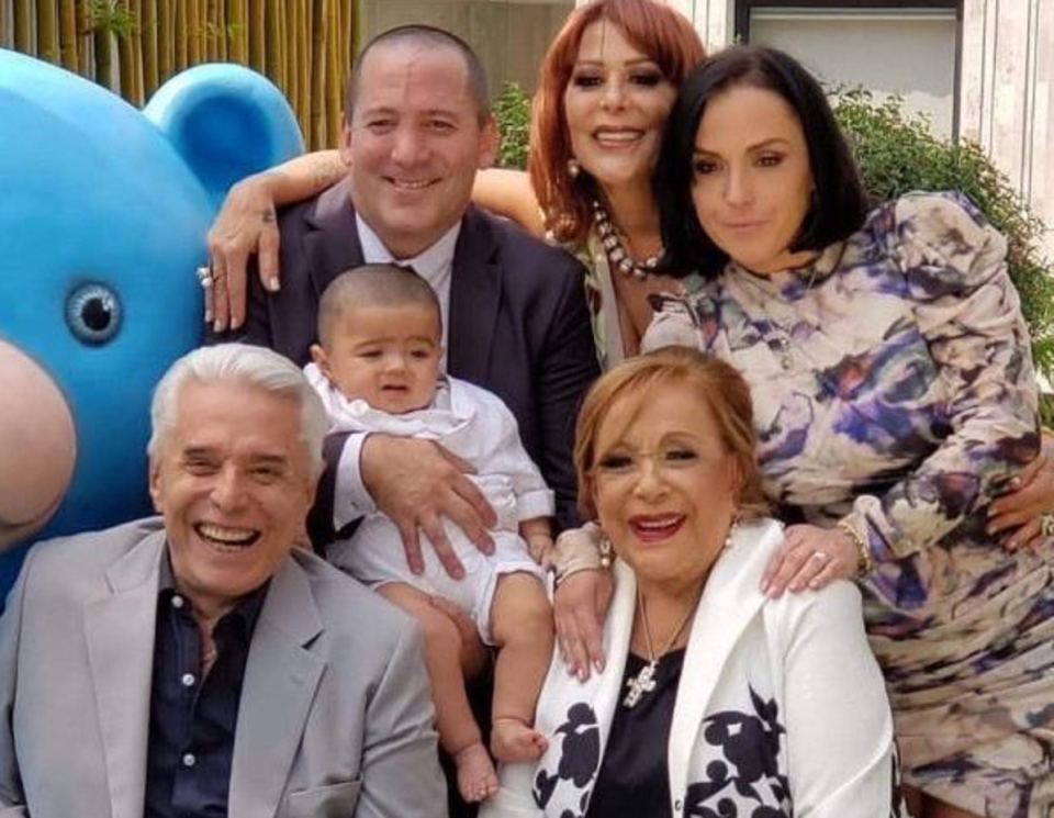 Luis Enrique Guzmán con Alejandra Guzmán, Mayela Laguna, Enrique Guzmán y Silvia Pinal  / Cortesía