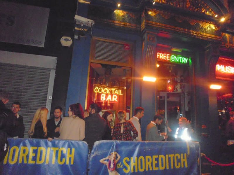 英國倫敦年輕人週末上夜總會之前先去酒吧裡喝幾杯﹐在酒吧外排隊 (白曉紅 攝)
