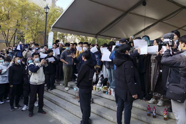 El domingo 27, estudiantes muestran carteles en blanco como forma de protesta en la Tsinghua University en Pekín