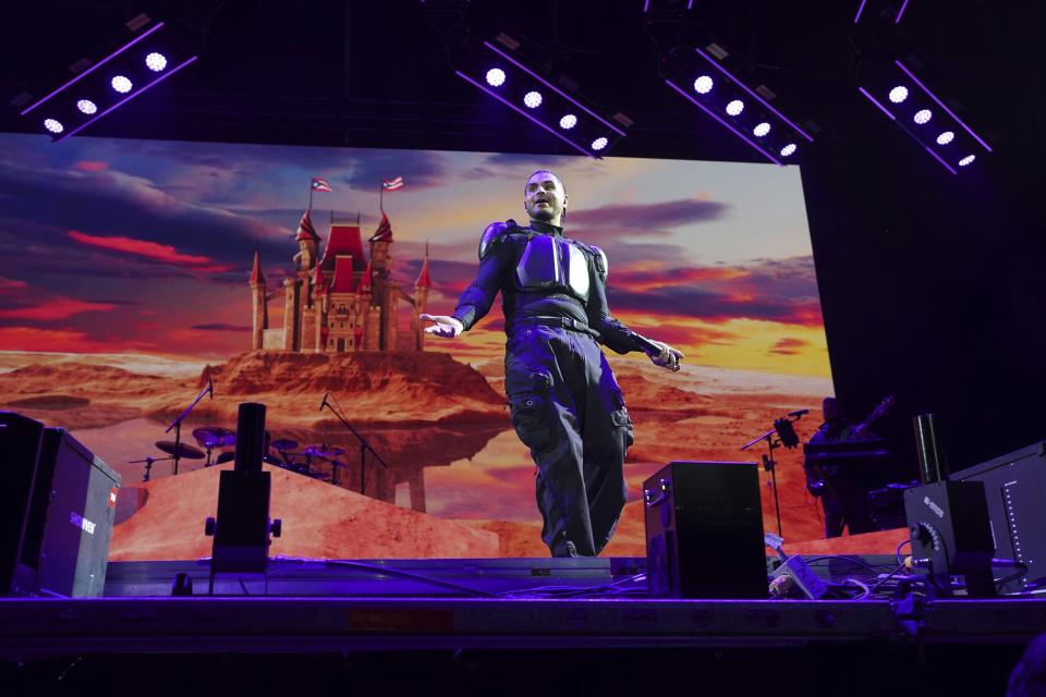 ARCHIVO - El rapero puertorriqueño Álvaro Díaz durante su presentación en el festival AXE Ceremonia en el Parque Bicentenario en la Ciudad de México el 23 de marzo de 2024. Díaz emprenderá una gira de su álbum "Sayonara" por México y Estados Unidos a partir de agosto de 2024. (Foto AP/Marco Ugarte, archivo)