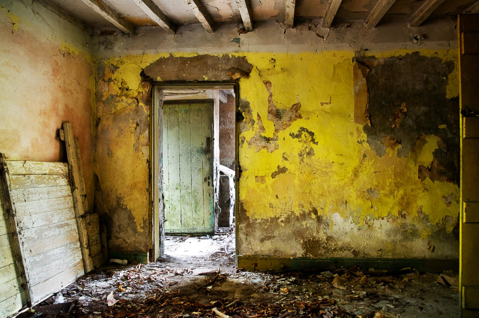 Bei der Renovierung eines alten Hauses, machte ein Paar eine unheimliche Entdeckung. (Symbolbild: Getty Images)