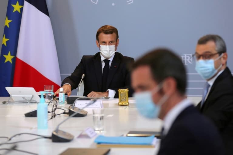 Le président Emmanuel Macron lors d'un conseil de défense avec le ministre de la Santé Olivier Véran (2è d) et le secrétaire général de l'Elysée Alexis Kohler (d), à l'Elysée, le 12 novembre 2020 - Thibault Camus © 2019 AFP