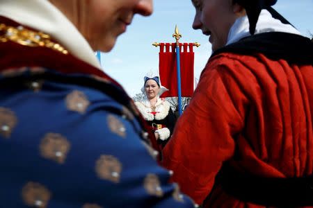 Reenactors wear period costume at the site of the Battle of Bosworth ahead of the arrival of Richard III's reburial procession, near Leicester, central England, March 22, 2015. REUTERS/Eddie Keogh