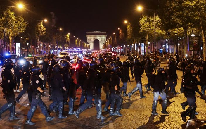 Los policías toman posición en los Champs-Élysées en París