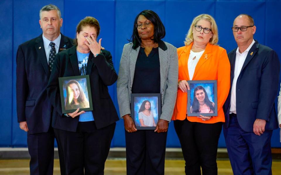 Las familias de los estudiantes que murieron durante el tiroteo en Marjory Stoneman Douglas High School hace seis años reaccionando mientras la vicepresidenta Kamala Harris habla durante una visita a la escuela en Parkland el sábado 23 de marzo de 2024. De izquierda a derecha están Tony y Jennifer Montalto, padres de Gina, Anne Ramsay, madre de Helena, y Fred y Jennifer Guttenberg, padres de Jaime.