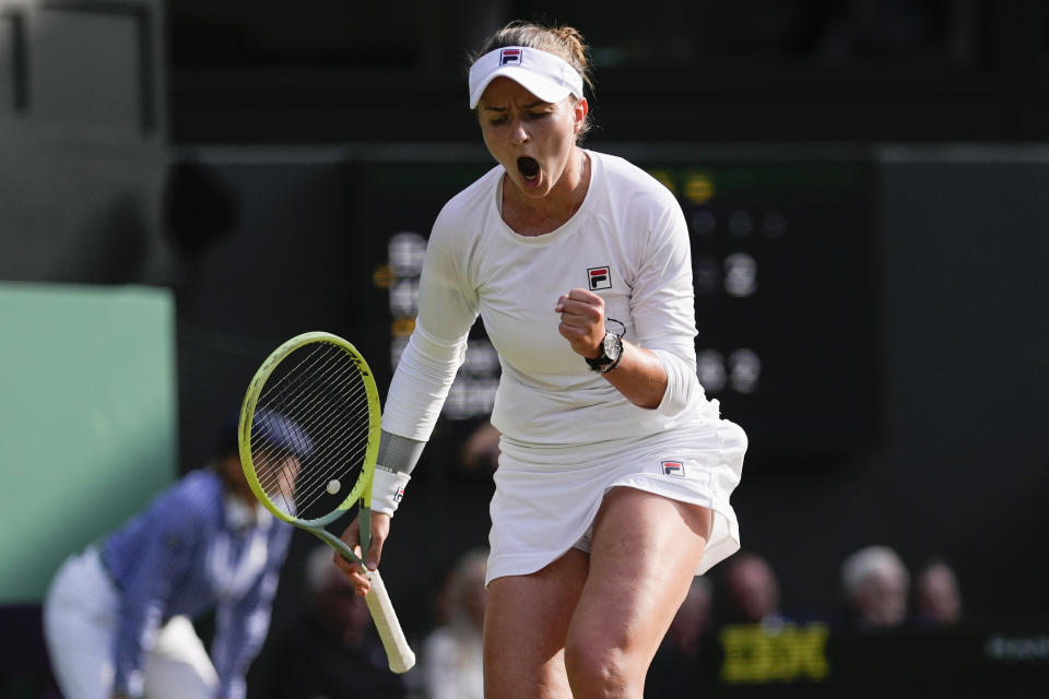 La checa Barbora Krejcikova reacciona tras ganar un punto en el duelo de semifinales de Wimbledon ante la kazaja Elena Rybakina el jueves 11 de julio del 2024. (AP Foto/Alberto Pezzali)