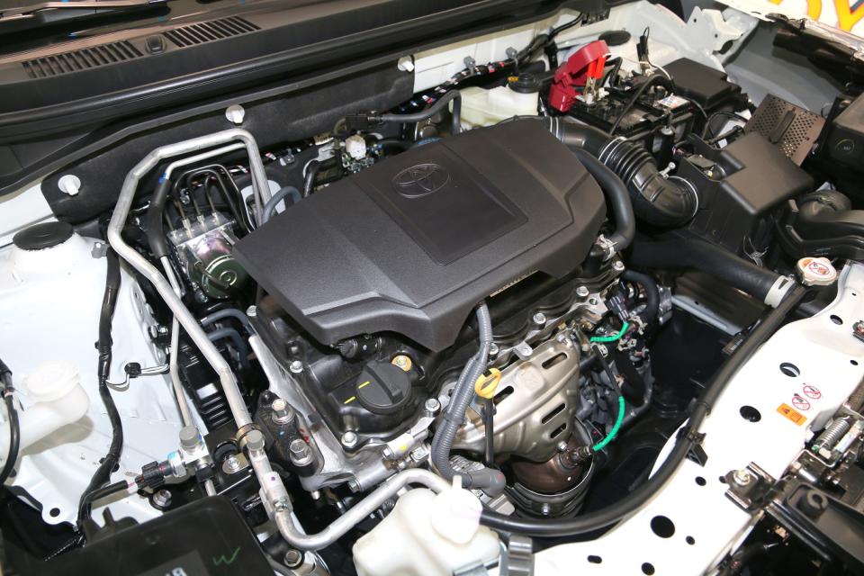 國產Yaris Cross搭載一具代號2NR-VE的1.5升直列4缸汽油引擎，擁有106hp、14.1kgm最大馬力及扭力輸出。