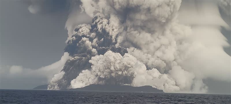 東加火山爆發引發海嘯。（圖／翻攝自臉書／Tonga Geological Services）