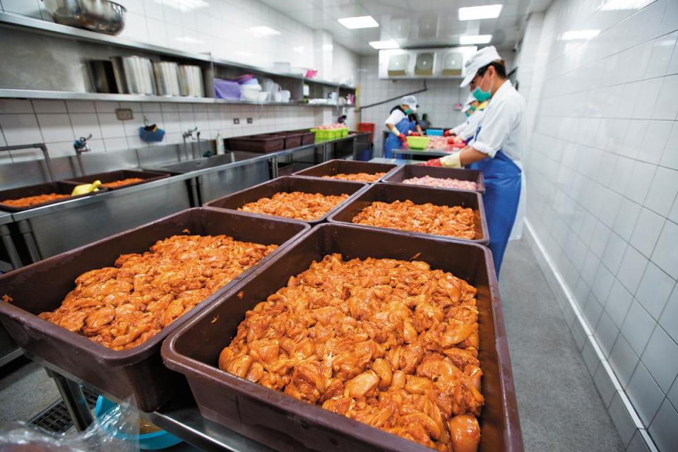 薄多義的中央廚房只做簡單醃肉、分切處理，多數備料仍由各店廚房製作，以求新鮮。