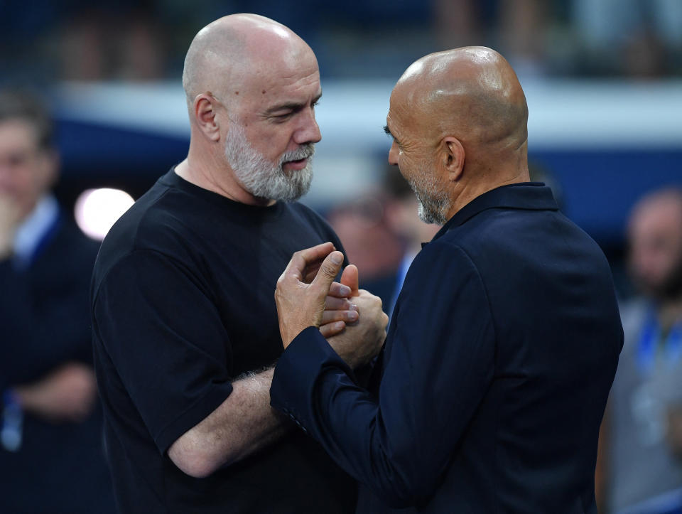 Italiens Coach Luciano Spalletti (r.) begrüßt Sergej Barbarez (REUTERS/Jennifer Lorenzini)