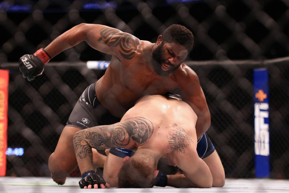 March 26, 2022;  Columbus, Ohio, UNITED STATES;  Curtis Blaydes (red gloves) fights Chris Daukaus (blue gloves) during UFC Fight Night at Nationwide Arena.  Mandatory Credit: Aaron Doster-USA TODAY Sports