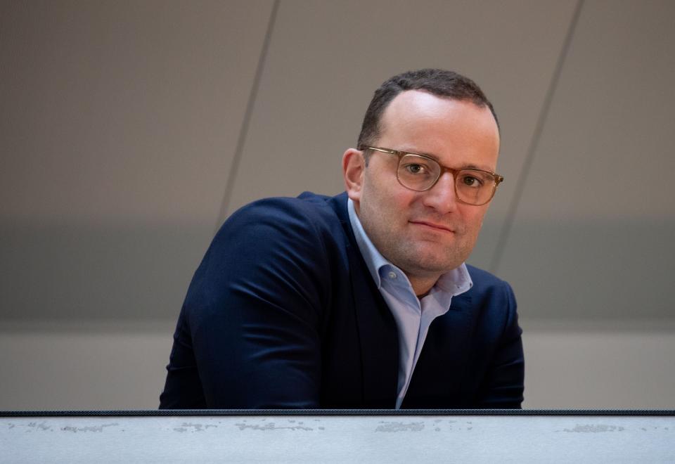 Jens Spahn (CDU), Bundesminister für Gesundheit, wartet auf den Start der Sitzung des Bundesvorstands der CDU im Konrad-Adenauer-Haus. (Bild: Kay Nietfeld/dpa)