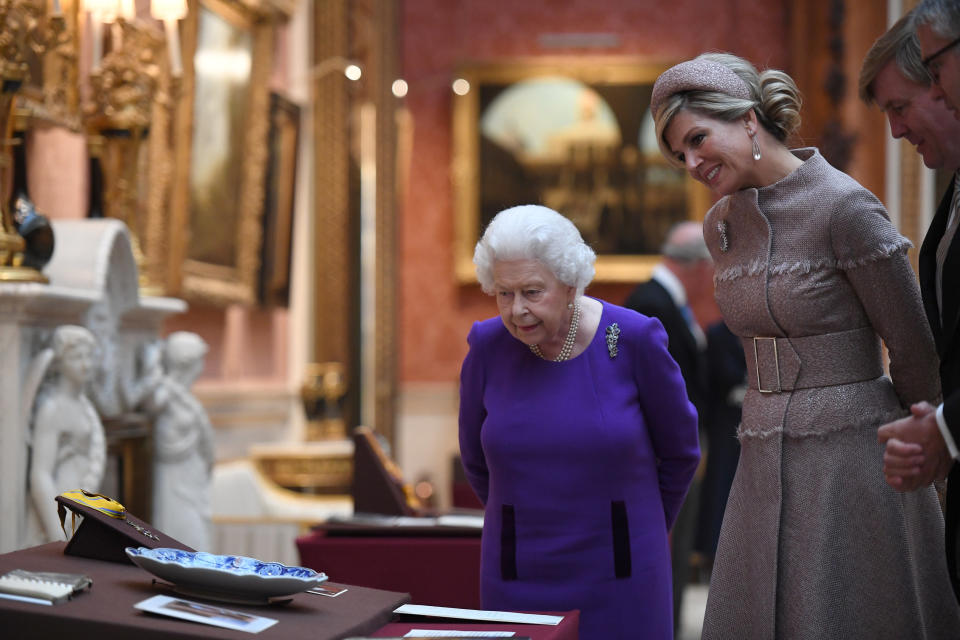 <p>En la compañía de la reina ella vio una colección de artículos holandeses. Para la ocasión, ella lució un juego de diamantes rosadas de aretes, broche y anillo, además de dos pulseras.<br>Chris J Ratcliffe/Pool via REUTERS </p>