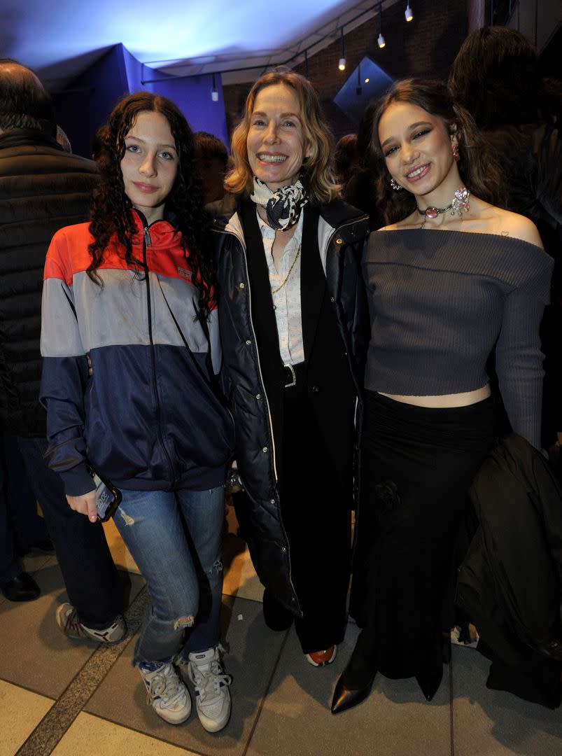 Foto familiar. Ángela Torres, protagonista del film, posó junto a su madre y su hermana Amelia. Para sorpresa de todos, la actriz y cantante lució un look muy sobrio que sólo resaltó por su bijou