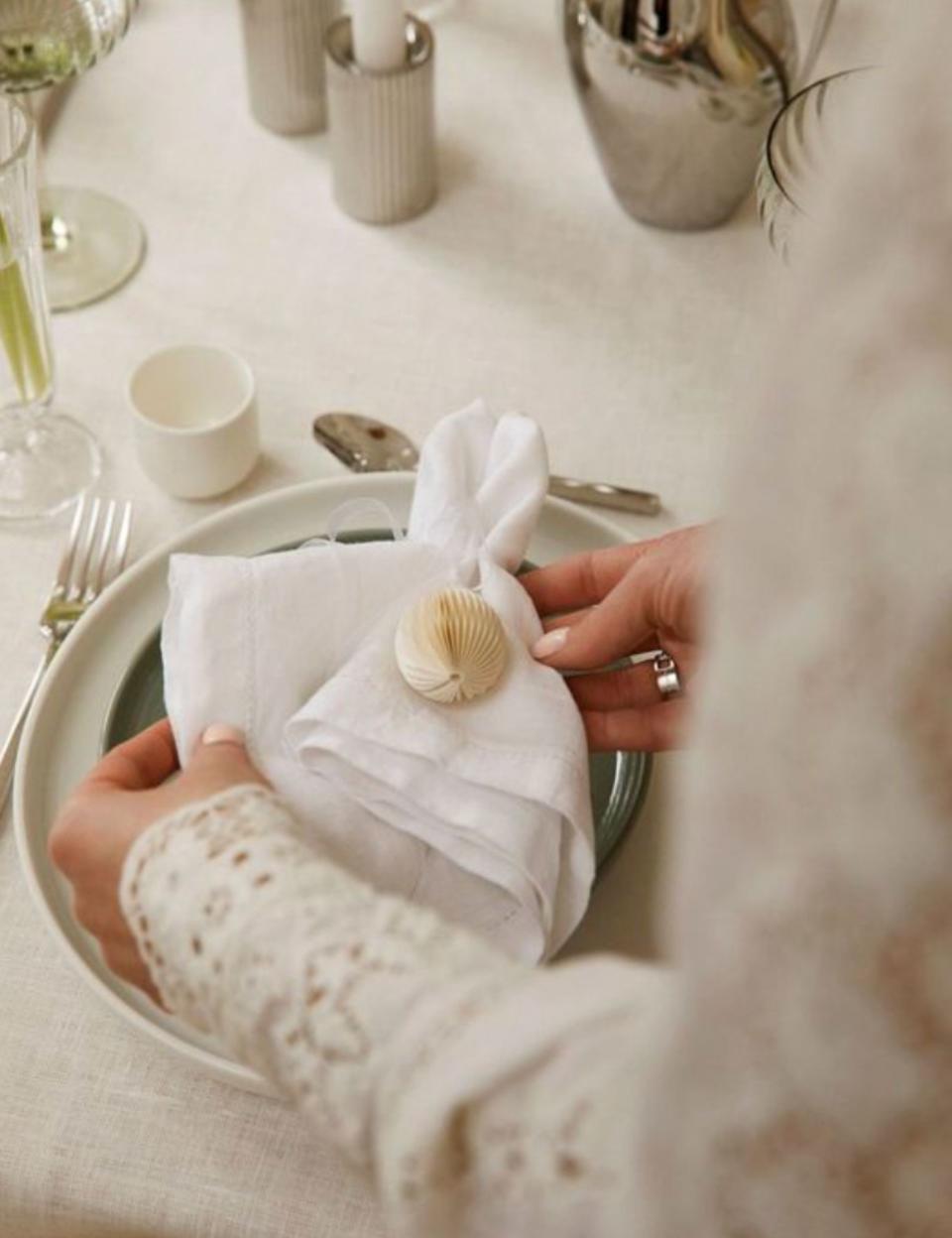 Des œufs de Pâques en papier pour remplacer les ronds de serviette