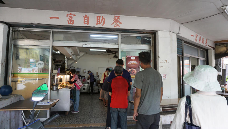 「厝內ㄟ便菜飯」免費供餐計畫執行期間，用餐時間一到，陸續有民眾排隊等待領餐。   圖：網銀基金會/提供