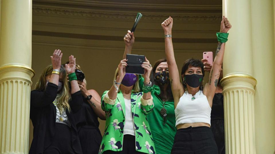 Frauen feiern im Senat, nachdem das Gesetz zur Liberalisierung der Abtreibung verabschiedet wurde.