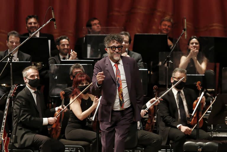 Fito Páez interpretó un emotivo repertorio de canciones de Charly García en el Teatro Colón, con orquesta y con su banda